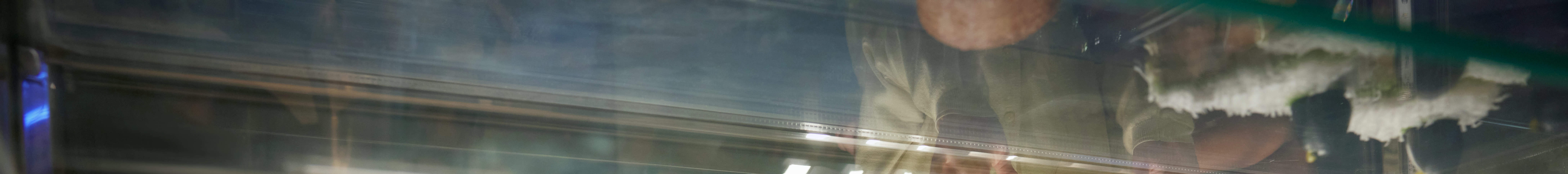 Mẹ và con gái nhìn thức ăn